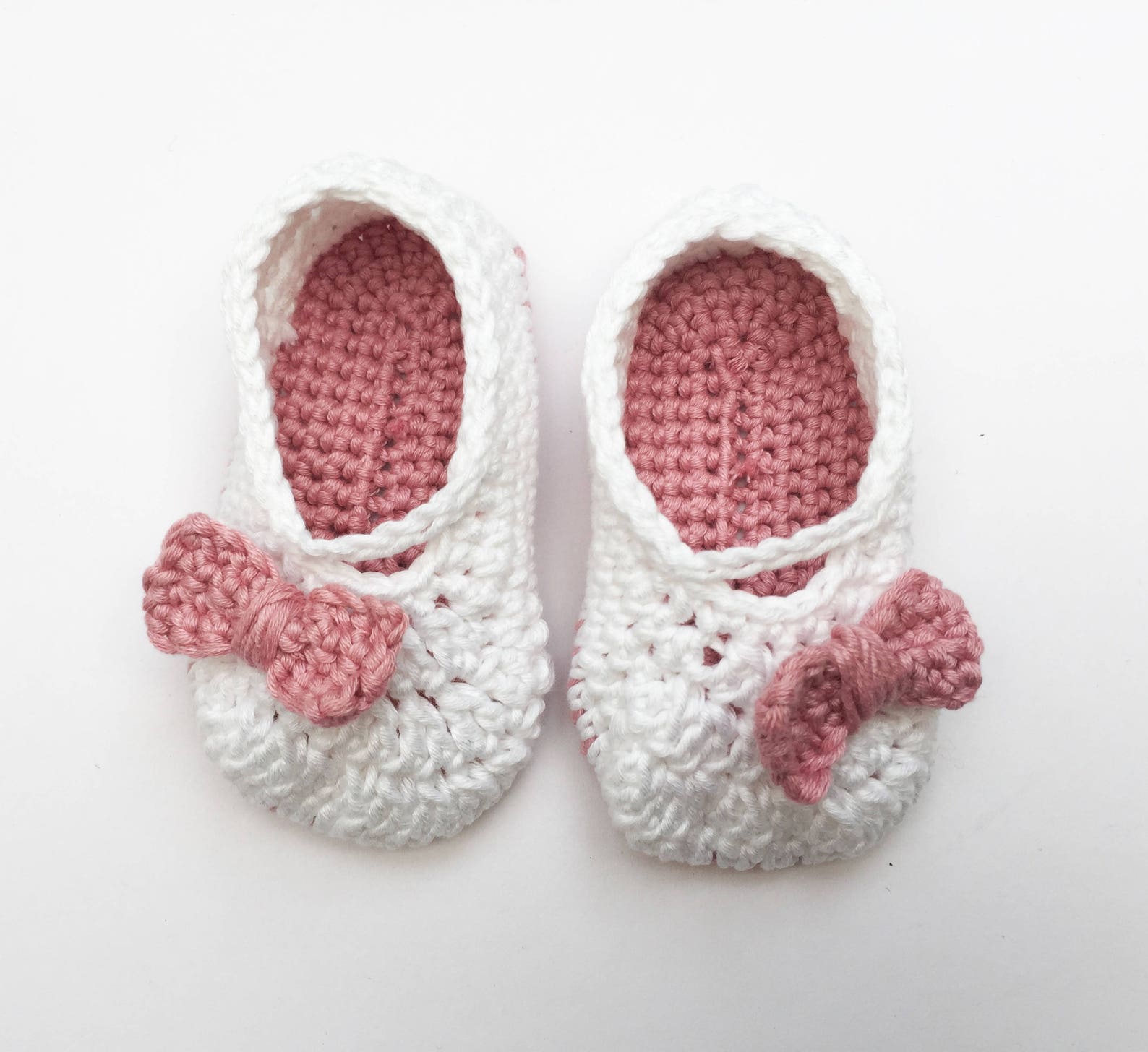 baby hat and bootie set / girls ballet shoes / baby bow pumps / baby shoes / crochet booties / white and pink baby hat / pink bo