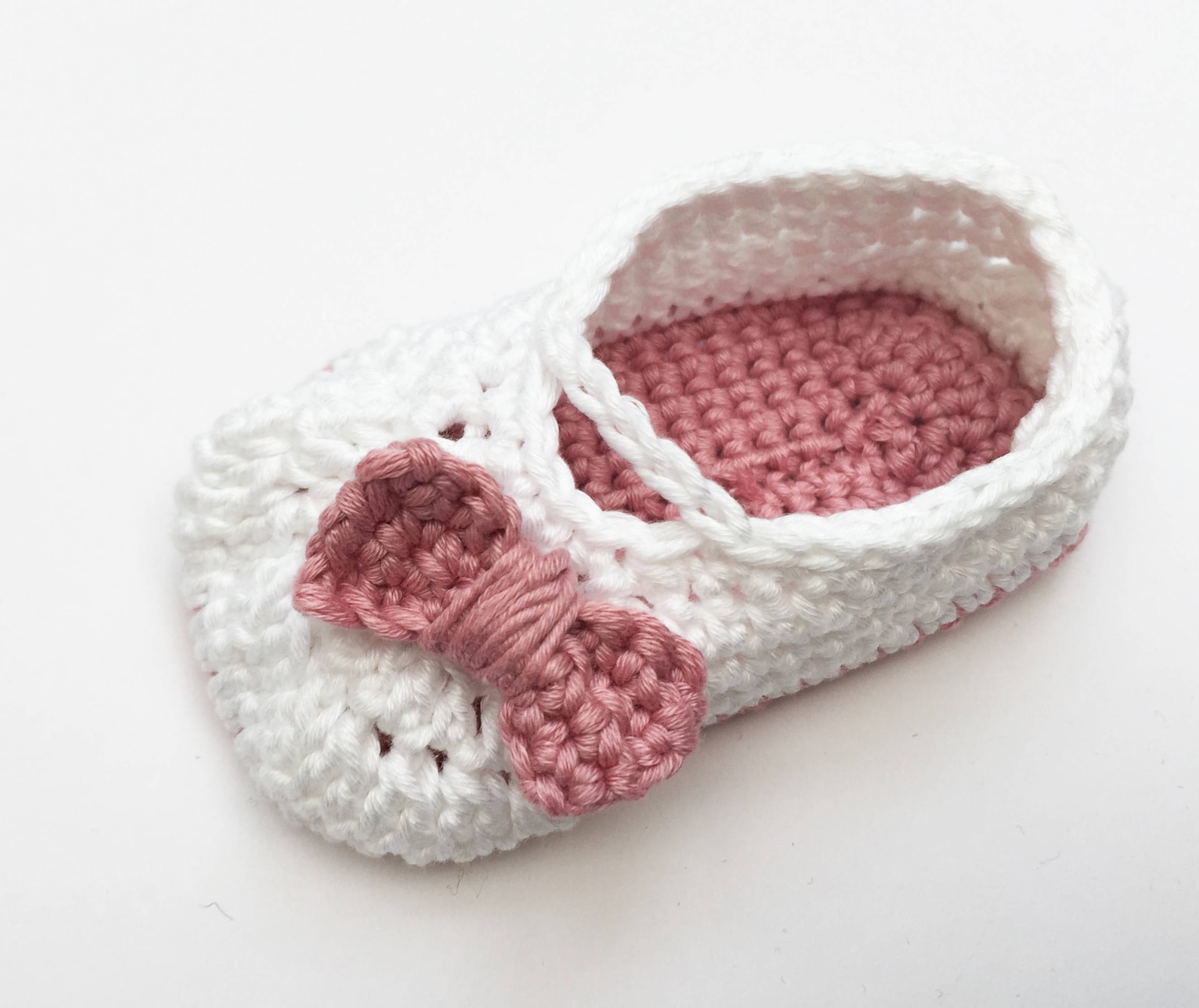 baby hat and bootie set / girls ballet shoes / baby bow pumps / baby shoes / crochet booties / white and pink baby hat / pink bo