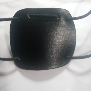 Peut inclure: Un cache-œil en cuir noir avec une sangle élastique.