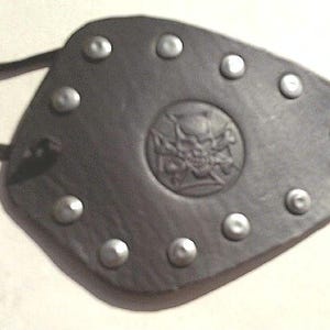 Svart lädernitar och dödskalle piratpunk bikerögonlapp