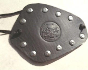 Remache de cuero negro y parche de calavera pirata punk motero