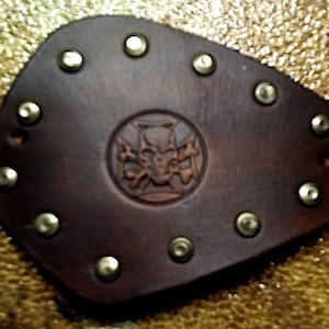 Benda sull'occhio stile pirata Steampunk con teschio in pelle, croce di Malta e borchia