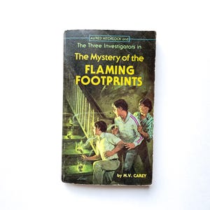 Alfred Hitchcock and The Three Investigators in The Mystery of the Flaming Footprints | 1971 | Paperback