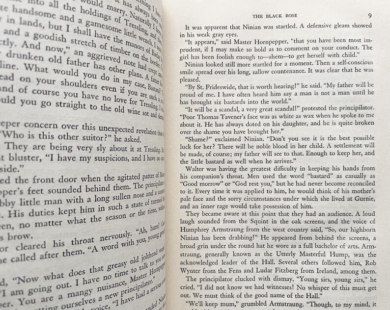Puede incluir: Una imagen en blanco y negro de una p&aacute;gina de libro con texto de una novela. El texto trata sobre un hombre llamado Ninian que ha tenido un hijo fuera del matrimonio. El texto habla del esc&aacute;ndalo y la verg&uuml;enza que esto traer&aacute; a su familia. El texto tambi&eacute;n menciona la reacci&oacute;n del padre del hombre a la noticia.