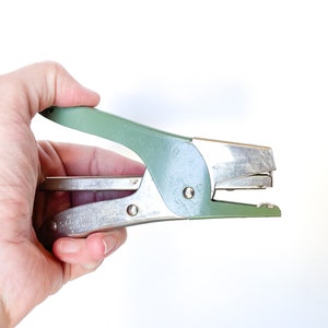Vintage Arrow Hand Stapler | 1970s | Green | Home Office Supplies | Back To School | Metal Office Stapler