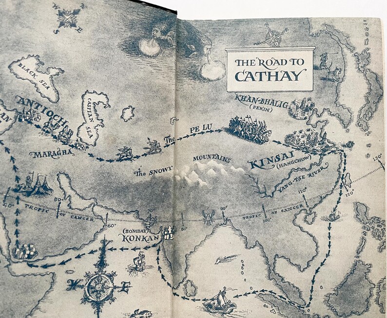 Puede incluir: Un mapa vintage que representa la Ruta de la Seda, una ruta comercial hist&oacute;rica que conectaba Oriente y Occidente. El mapa muestra la ruta desde Antioqu&iacute;a hasta Kinsai (Hangchow) en China, con lugares clave y caracter&iacute;sticas geogr&aacute;ficas etiquetados. El mapa est&aacute; impreso en papel de color crema con un aspecto descolorido y antiguo.