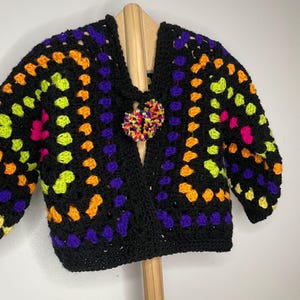 Gehaakt zeshoekig vest, peutervest, trui van 2-3 jaar, meerkleurige trui, handgemaakte trui, vest met pompon, peutermode