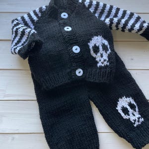 Goth babyjasje / Zwart-wit jasje / Pasgeboren tot 2 jaar / Kleine baby / Grove babybreisels / Babyjoggingbroek / Babylegging / Goth baby