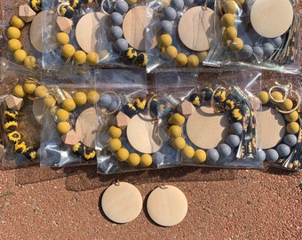 10 Pack Silicone sunflower bead keychain  bracelets with blank wooden disc pendants for custom wood engraving with 2 additional discs