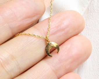 Collier petite corne, collier lune, lune minimaliste, croissant à l'envers, collier défenses, croissant de lune, collier demi-lune