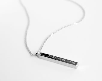 Op maat gegraveerde 4-zijdige verticale staafketting | Gepersonaliseerde 3D-kubushanger voor namen, data en bulkbestellingen