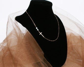 Collar con cruz lateral y perlas de agua dulce, cadena chapada en oro o plata de ley, collar con cruz descentrada, regalo para dama de honor.