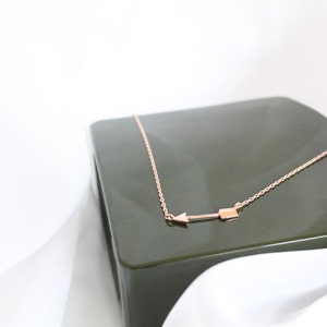 Winzige seitliche Pfeil Halskette, Roségold oder Gold oder Silber, zierliche minimalistische Pfeil Halskette