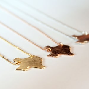 Texas Zustand-Charme-Halskette In Gold/Rose Gold oder Silber, Dallas schriftlich Halskette, Form des Staates Texas, Karte Form Texas, Schichtung Kette