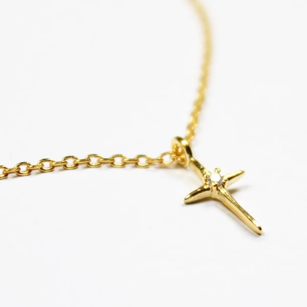 Colar com pingente de cruz delicada em ouro/prata, cruz com zircônia cúbica, comprimento gargantilha, cruz minimalista, casamento, presente para madrinhas, colar para usar em camadas.