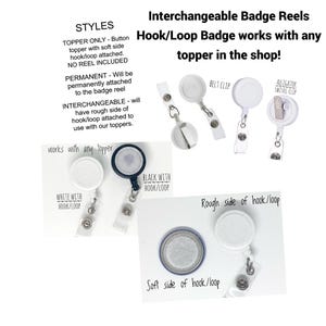 Puede incluir: Carretes de insignia intercambiables blancos y negros con enganches de gancho y bucle. Los carretes de insignia se muestran con diferentes tipos de clips, incluyendo un clip de cintur&oacute;n, un clip giratorio de cocodrilo y un clip negro con gancho y bucle. El texto "Interchangeable Badge Reels Hook/Loop Badge works with any topper in the shop!" se muestra en la parte superior de la imagen.