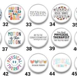 Puede incluir: Cuarenta y cinco botones redondos con varios dise&ntilde;os y textos relacionados con la fisioterapia. Los botones son blancos con dise&ntilde;os y textos coloridos. Algunos de los textos incluyen "Fisioterapia", "El movimiento es la loci&oacute;n", "El movimiento es la medicina", y "Soy ese fisioterapeuta del que te hablaron".