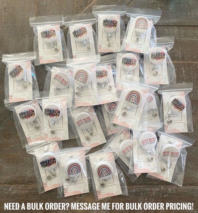 Puede incluir: Una colecci&oacute;n de carretes de identificaci&oacute;n retr&aacute;ctiles con tem&aacute;tica de arco&iacute;ris y terapia del habla en bolsas de pl&aacute;stico transparentes. Los carretes de identificaci&oacute;n presentan una variedad de dise&ntilde;os, que incluyen arco&iacute;ris, burbujas de di&aacute;logo y las palabras "Terapia del habla".