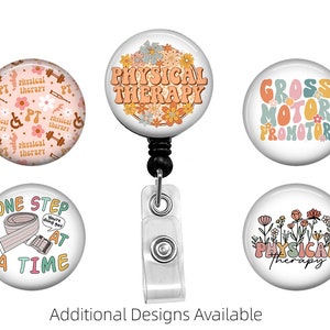 Puede incluir: Conjunto de cinco carretes de credenciales coloridos con diferentes dise&ntilde;os relacionados con la fisioterapia. Los dise&ntilde;os incluyen un patr&oacute;n floral con el texto "PHYSICAL THERAPY", un patr&oacute;n floral con el texto "PT", un patr&oacute;n floral con el texto "GROSS MOTOR PROMOTOR", un patr&oacute;n floral con el texto "ONE STEP AT A TIME" y un patr&oacute;n floral con el texto "PHYSICAL Therapy".