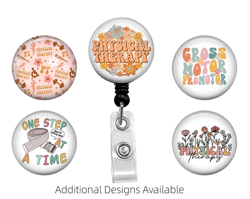 Puede incluir: Conjunto de cinco carretes de credenciales coloridos con diferentes dise&ntilde;os relacionados con la fisioterapia. Los dise&ntilde;os incluyen un patr&oacute;n floral con el texto "PHYSICAL THERAPY", un patr&oacute;n floral con el texto "PT", un patr&oacute;n floral con el texto "GROSS MOTOR PROMOTOR", un patr&oacute;n floral con el texto "ONE STEP AT A TIME" y un patr&oacute;n floral con el texto "PHYSICAL Therapy".