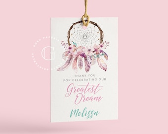 Op de afbeelding: Een wit label met een aquarel dromenvanger ontwerp, met een geweven cirkel, veren en bloemaccenten in roze en paarse tinten. De tekst luidt "Thank you for celebrating our Greatest Dream Melissa."
