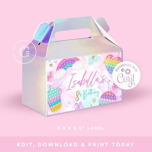 以下が含まれることがあります： 虹色のポップイットのデザインが施された白いギフトボックス。ボックスにはハンドルが付いており、水彩画の背景、金色のグリッター、花で飾られています。ボックスの前面には「Isabella's 8th Birthday」の文字が印刷されています。ボックスの側面には、「Personalize with Coril!」というテキストのパーソナライズされたステッカーが付いています。ボックスのサイズは15cm x 9cmです。