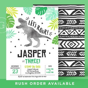 Pode incluir: Um convite de aniversário de dinossauro imprimível com um design verde e preto em aquarela. O convite apresenta uma silhueta de dinossauro com o texto "Let's Roar!" e "Jasper faz três anos!" O convite também inclui detalhes sobre a festa, incluindo a data, a hora e o local.