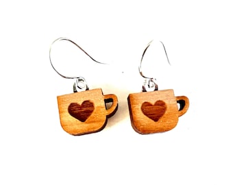 Pendientes con forma de taza de café en forma de corazón: Madera cortada con láser, ganchos de plata.