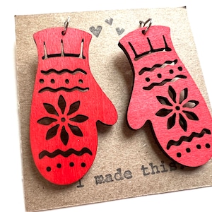 Orecchini Red Mitten: gioielli natalizi in legno tagliato al laser