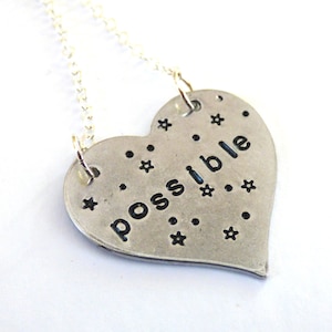 Collar de corazón estampado a mano: mantra inspirador &quot;Posible&quot;, colgante de plata
