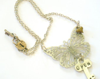 Schmetterling Halskette Statement Anhänger OOAK Vintage Offener Schlüssel Herz Anhänger Recyceltes Herz Steampunk Schmuck Skurrile Funky Word Art