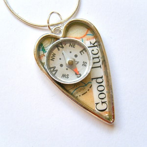 Kompass Kette für Frauen Steampunk Vintage Karte Herz Anhänger Silber Metall OOAK Geekery Art Mixed Media Zukunft Inspiration Worte Schmuck