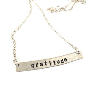 Colar de barra carimbado personalizado palavra pingente gratidão prata metal inspirador mantra palavra do ano minúsculo petite delicado pingente jóias