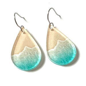 Boucles d'oreilles Ocean Beach pendantes en forme de larme de mer, bijoux légers, boucles d'oreilles uniques en résine, vagues d'été, bijoux image 1