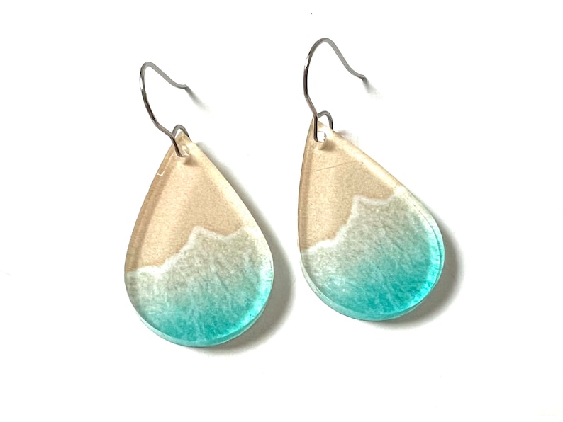 Boucles d'oreilles Ocean Beach pendantes en forme de larme de mer, bijoux légers, boucles d'oreilles uniques en résine, vagues d'été, bijoux image 1