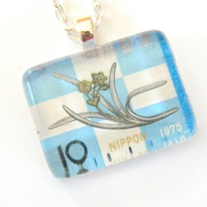 Colgante japonés Japón Sello postal Azul blanco dama flor material reciclado azulejo de vidrio reciclado papel reciclado corazón de plata collar joyería