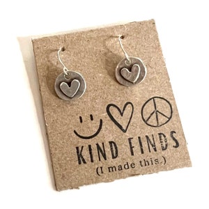 Pendientes colgantes de corazón de plata: pequeñas joyas hechas a mano