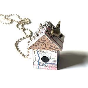 Vogel-Haus-Halsketten-Anhänger OOAK Holz Map Collage Vintage Ephemera Skurriles Recyclingpapier Recyclingmaterialien Upcycled Charm