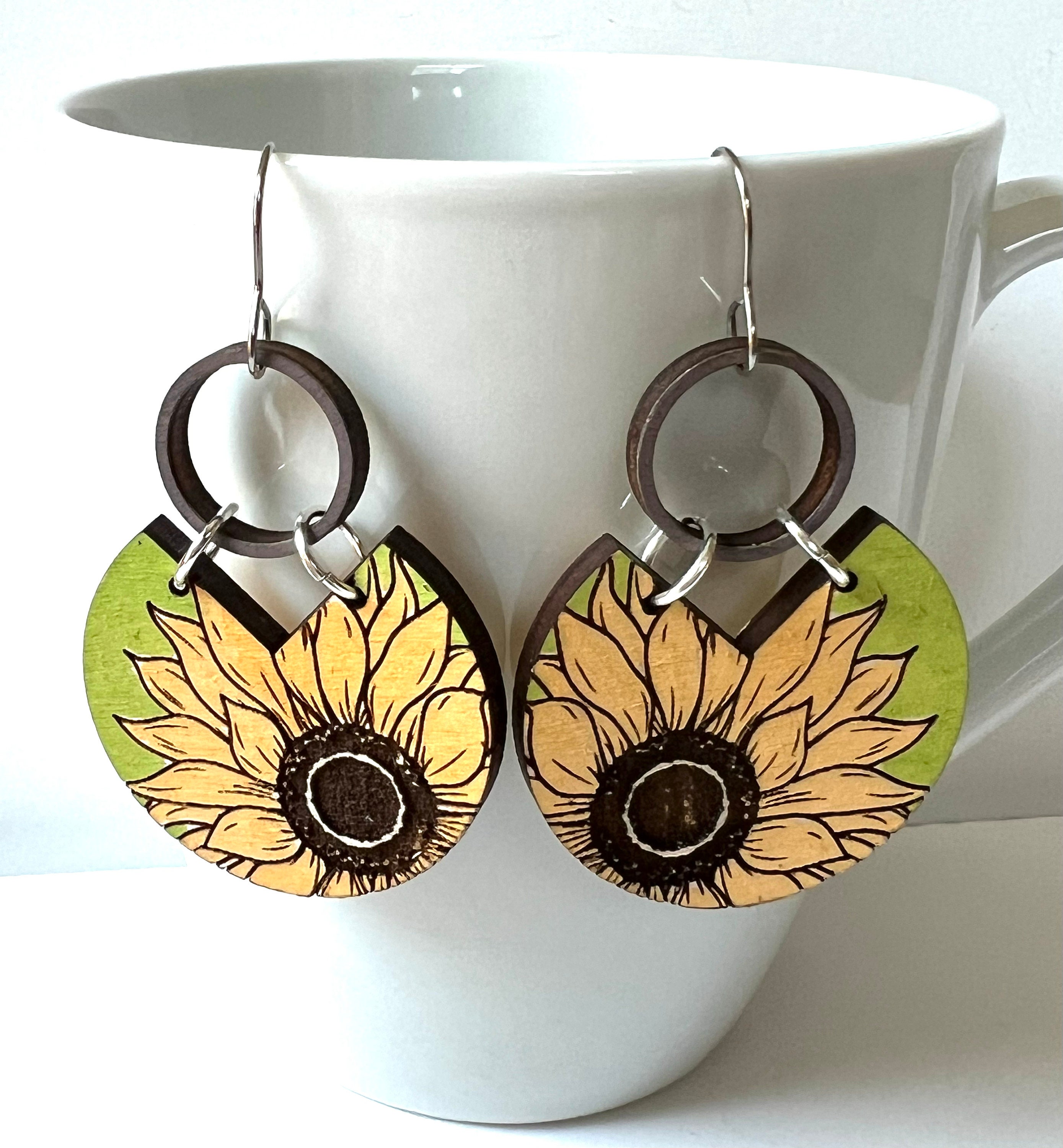 Orecchini a forma di girasole dipinti a mano, gioielli in legno blu e giallo, regalo di compleanno floreale per lei, regalo di supporto per l'Ucraina
