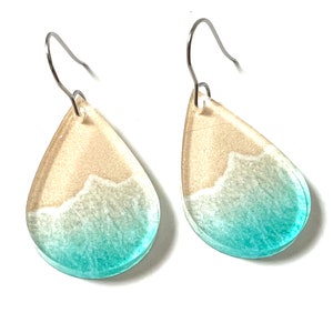 Boucles d'oreilles Ocean Beach pendantes en forme de larme de mer, bijoux légers, boucles d'oreilles uniques en résine, vagues d'été, bijoux image 7