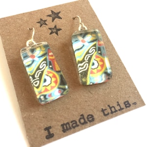 Pendientes de la tarjeta de juego Mandala OOAK flor negro azulejo de vidrio rojo Dangle brillante abstracto brillante upcycled papel reciclado material reutilizado gota