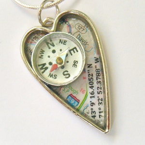 CUSTOM Länge Breite Kompass Herz Anhänger Halskette GPS Silber OOAK Geekery Abschlussgeschenk Home Coordinate Art Mixed Media Schmuck