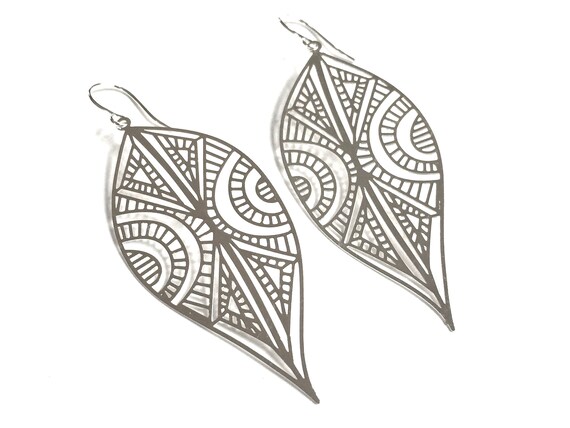 Charm Metal Painted Filigree Leaf Small/ pair Charm Metal Painted Filigree Leaf Small/ pair