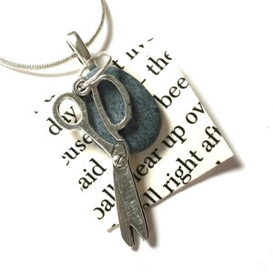 Collana Rock Paper Scissors OOAK Steampunk Geekery Ciondolo Materiali Riciclati Riciclato Vintage Dizionario Charm Gioco Infanzia Geek Gioielli