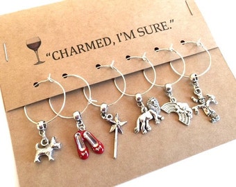 Zauberer von Oz Themed Weinglas Charms Set von sechs Cup Tags Rubin Rot Hausschuhe Zauberstab Toto Wunderlich Mitbringsel Einweihungsparty Geschenk Vino Charm