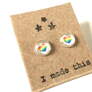 Boucles d'oreilles coeur arc-en-ciel poteau de tuile minuscule en verre OOAK Saint-Valentin matériau recyclé papier recyclé argent fierté LGBT postes clous bijoux réutilisés