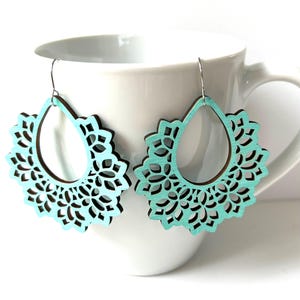 Boucles d&#39;oreilles turquoise en filigrane : pendentif mandala en bois découpé au laser