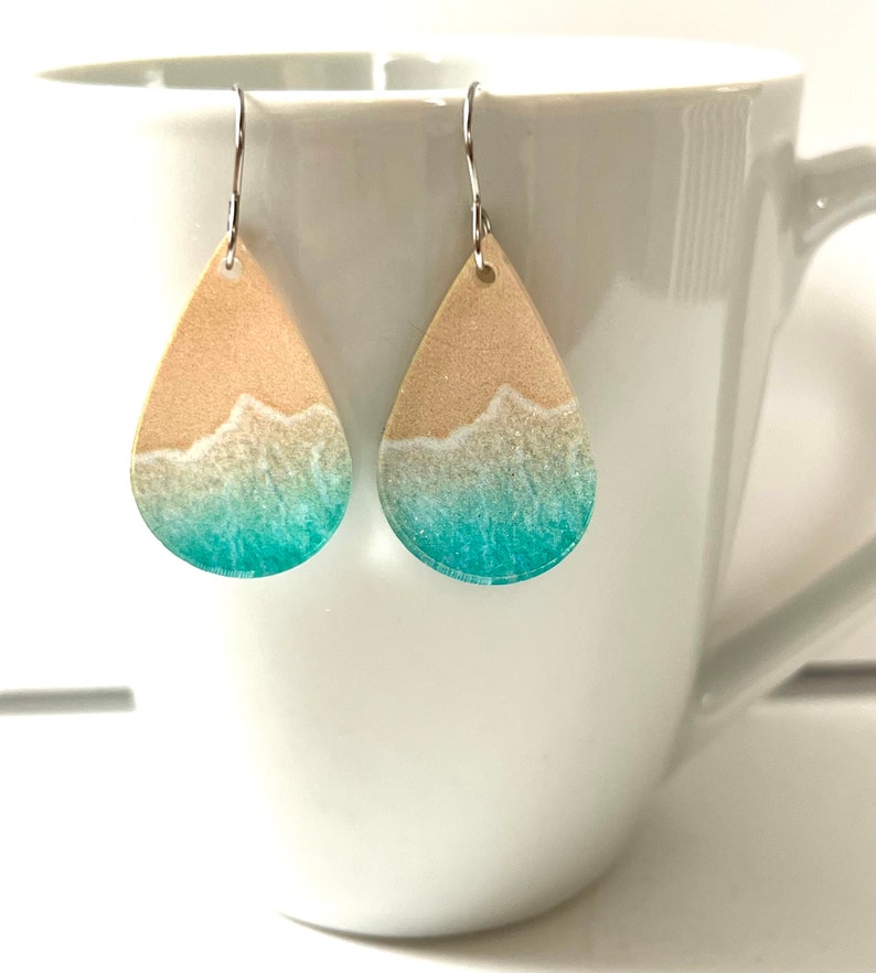 Boucles d'oreilles Ocean Beach pendantes en forme de larme de mer, bijoux légers, boucles d'oreilles uniques en résine, vagues d'été, bijoux image 6