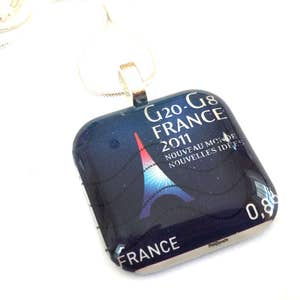 Collana Torre Eiffel Francia Francobollo Vetro Piastrelle Pendente Francese Parigi Arte Postale Materiale Riciclato Upcycled Gioielli di carta riproposti