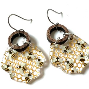 Boucles d’oreilles abeille Dangle Wood Resin Bumblebee Honeycomb Modern Statement Bijoux Boucles d’oreilles Unique Mixed Media Drop Boucle d’oreille Bijoux colorés